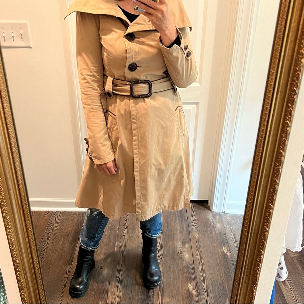 SOIA & KYO tan trenchcoat with big brown buttons and buckle 

size medium